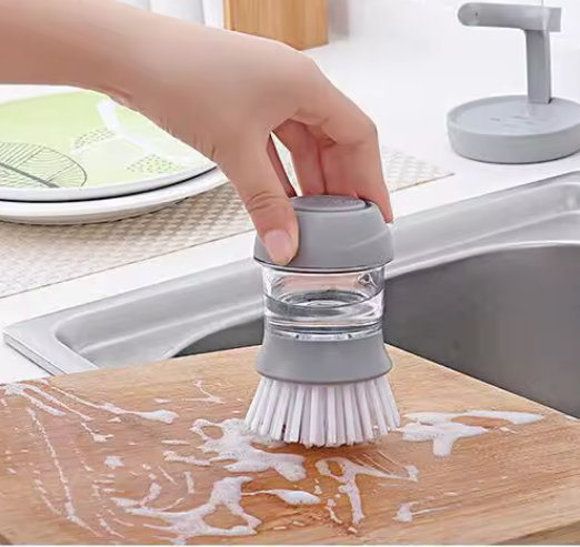 Brosse vaisselle avec distributeur de savon intégré