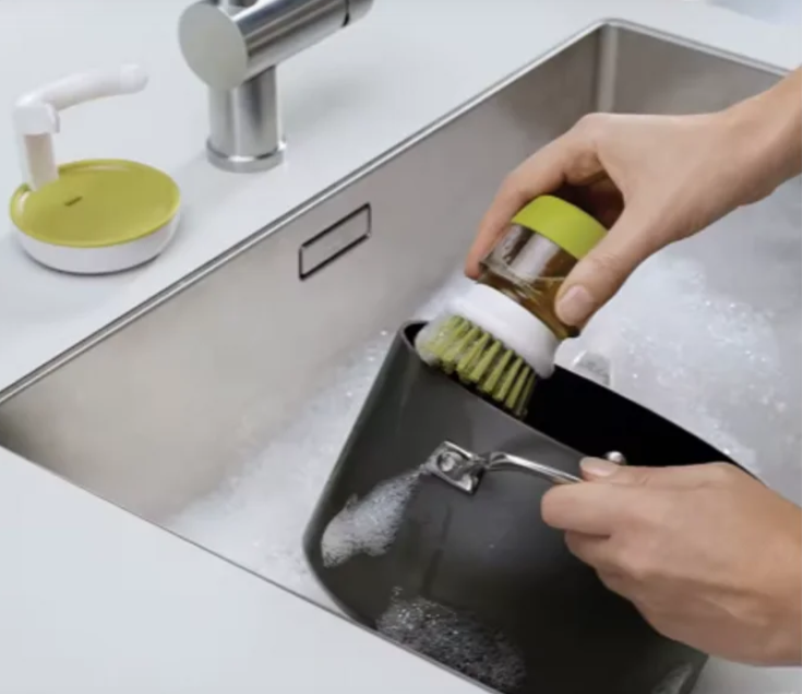 Brosse vaisselle avec distributeur de savon intégré
