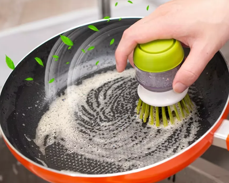 Brosse vaisselle avec distributeur de savon intégré